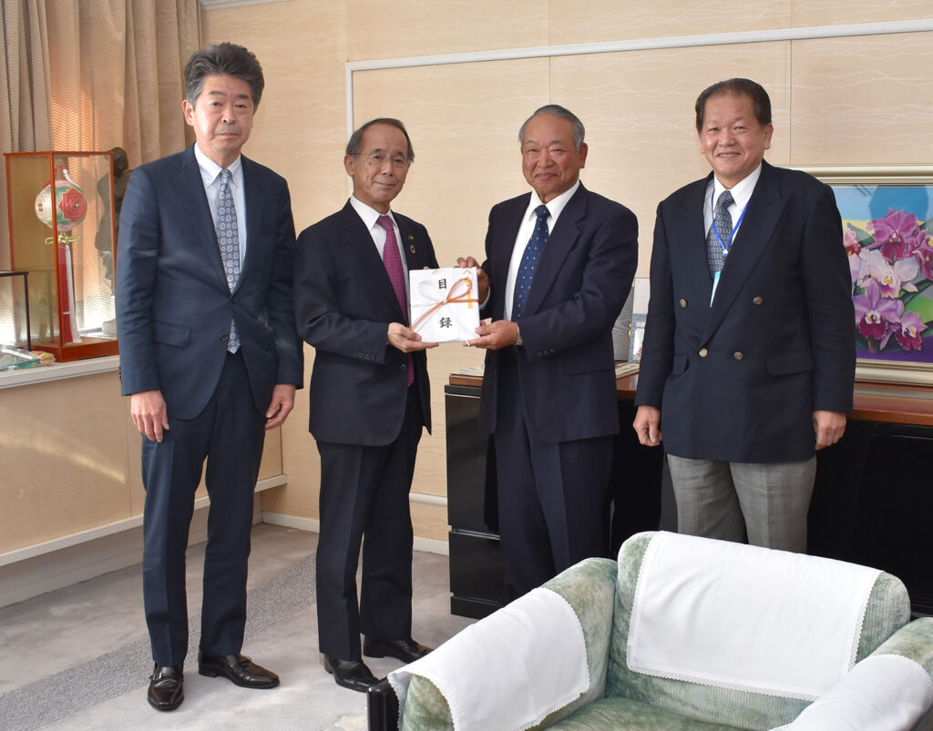 海老名市の内野 優市長へお届けしました